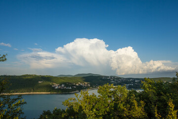 Obraz premium Top view of the lake and vineyards