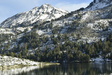 le lac d'Aumar avec de la neige dans la réserve naturelle du Néouvielle