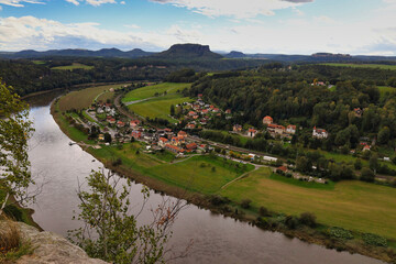 Panoramablick von der Basteibrücke auf die Elbschleife und den Lilienstein, berühmte Aussicht im Nationalpark Sächsische Schweiz, Lohmen bei Rathen, Sachsen, Deutschland © Mark Lämmchen 