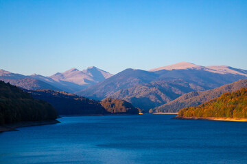 Obraz premium Landscape of Vidraru lake and Fagaras mountains in the distance