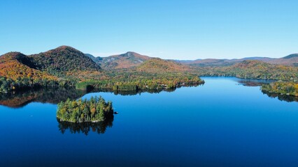 Naklejka premium Autumn landscape with lake - Mount Tremblant National Park