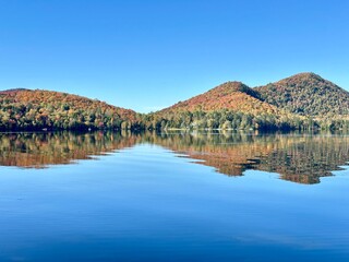 Obraz premium Autumn landscape with lake - Mount Tremblant National Park