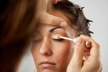 Obraz premium Makeup Artist Applying Eye shadow To Model's Eyelid