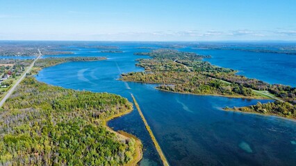 Obraz premium Bird eye view of St. Laurent River at Long Sault Parkway