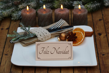 Decoración de mesa para Navidad. Velas con ramas de abeto y mesa.