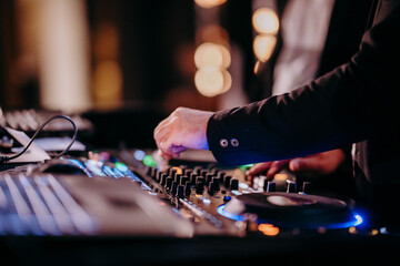 Dłonie dj podczas pracy