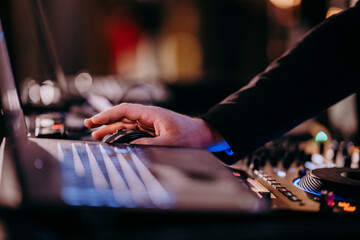 Dłonie dj podczas pracy