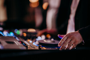 Dłonie dj podczas pracy