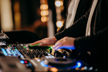 Dłonie dj podczas pracy