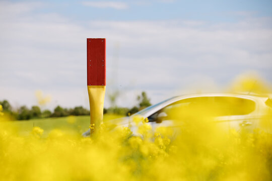 Erdgasleitung im Rapsfeld