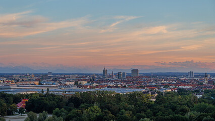 Fototapeta premium Panoramablick über Münchens Wahrzeichen und Stadtansicht aus dem Olympiapark