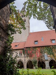 Kreuzgang der Liebfrauenkirche Halberstadt im Herbst