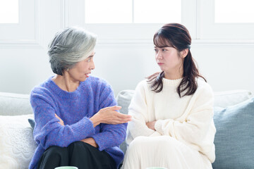 Obraz premium 喧嘩をするおばあちゃんと孫