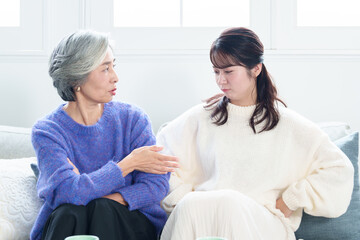 Fototapeta premium 喧嘩をするおばあちゃんと孫