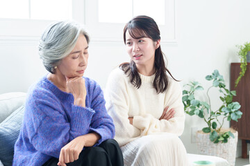 喧嘩をするおばあちゃんと孫