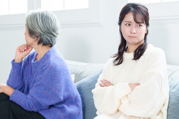 喧嘩をするおばあちゃんと孫