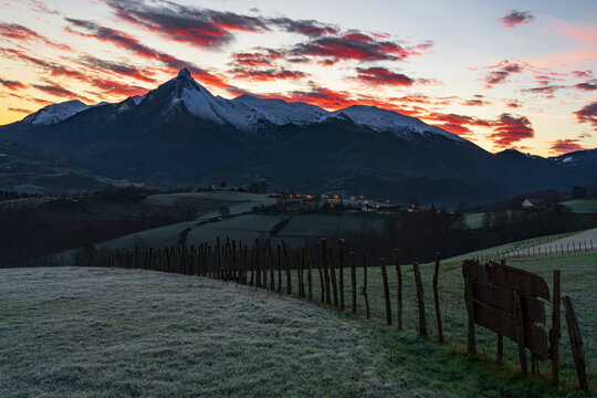 Monte Txindoki al amanecer desde un helado Lazkaomendi, Gipuzkoa. 