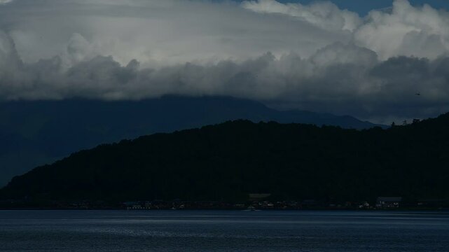 沖島港から堀切港に向かって航行する通船 （滋賀県近江八幡市, 2024年8月）