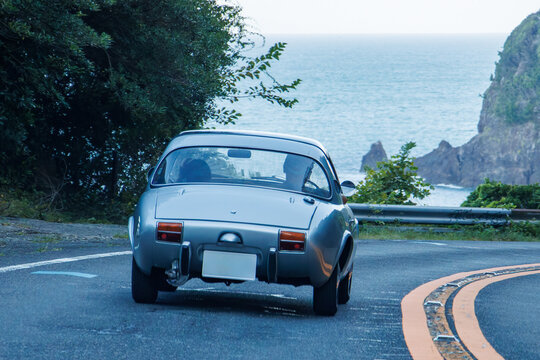 山坂道を一生懸命走る珍しく貴重なクラシックスポーツカー。
小さな小さなトヨタ・スポーツ800。
静岡県伊豆半島南伊豆町中木ヒリゾ浜-2024年
