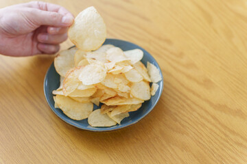 お皿に乗せられたポテトチップス