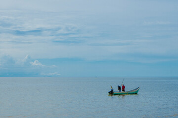 Naklejka premium Necoclí, Antioquia, Colombia. May 12, 2024. People fishing a boat at sea