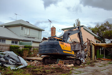 liquidation and demolition of a house by an excavator
