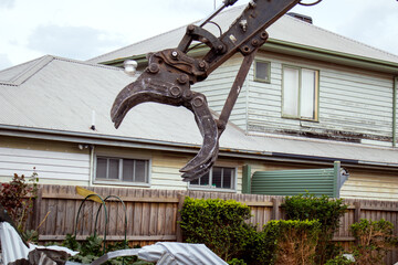 liquidation and demolition of a house by an excavator