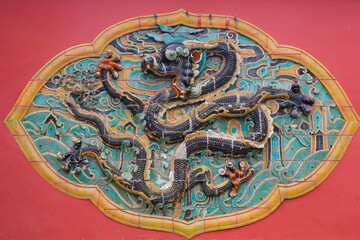 The blue glazed tiles on the wall as the background, the traditional architecture