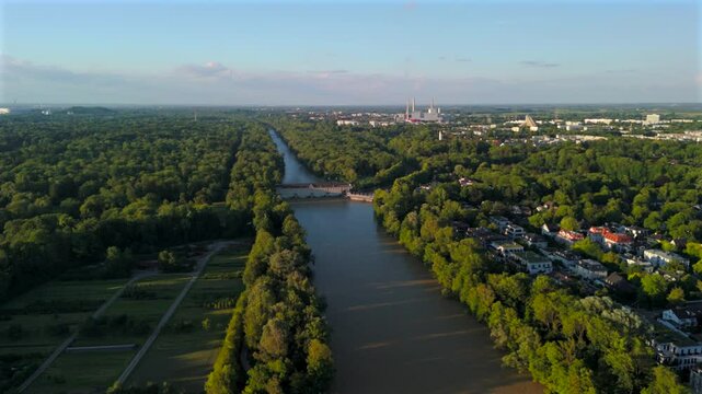 Stauwehr Oberfoehring Muenchen, Bayern, Deutschland Luftaufnahme im Sommer. Dam on Isar River in Munich, Germany aerial view in summer. Top view of the English Garden and the dam on the River Isar. 