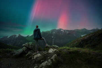 Wanderin bei Nacht schaut auf Polarlichter
