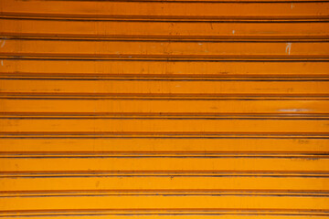 Obraz premium Porta de ferro amarela fechada