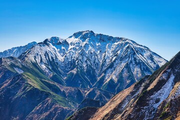 Obraz premium 冠雪の北アルプスの五竜岳