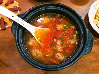 Tomato meatalls Soup is made from tomatoes and Rice-meat dumplings. It is delicious and nutritious. It is one of the favorite soups of Chinese people.
