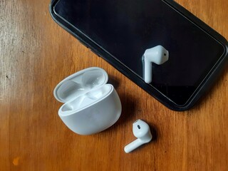 Bluetooth earbuds are commonly used to make it easier for many people to connect to gadgets