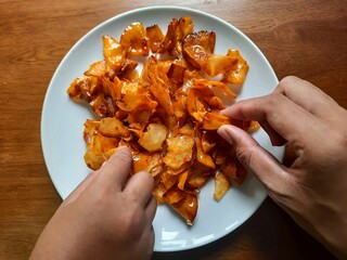 processed from cassava raw materials made into chips with a sweet and savory spicy sauce