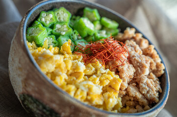 三色丼