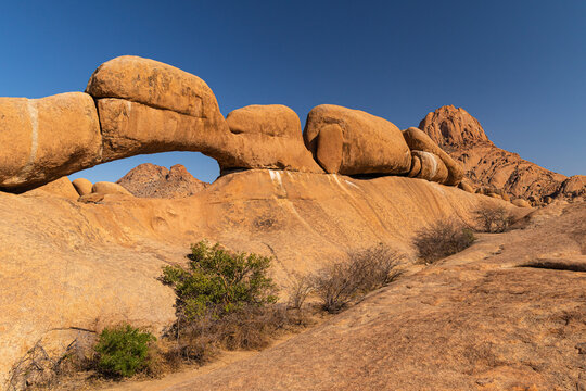 The Arch an der Spitzkoppe oder auch das Matterhorn Namibias genannt, Erongogebirge in Namibia, Touristenattraktion und Wanderm&ouml;glichkeiten
