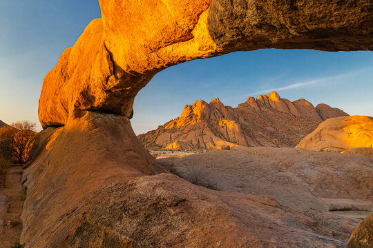 The Arch an der Spitzkoppe oder auch das Matterhorn Namibias genannt - bei Sonnenuntergang, Erongogebirge in Namibia, Touristenattraktion und Wanderm&ouml;glichkeiten