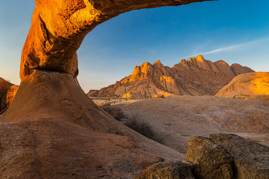 The Arch an der Spitzkoppe oder auch das Matterhorn Namibias genannt, Erongogebirge in Namibia, Touristenattraktion und Wanderm&ouml;glichkeiten