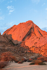 Der Inselberg Spitzkoppe oder auch das Matterhorn Namibias genannt bei Sonnenuntergang, Erongogebirge in Namibia, Touristenattraktion und Wandermöglichkeiten