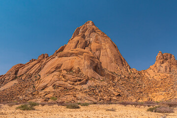 Fototapeta premium Der Inselberg Spitzkoppe oder auch das Matterhorn Namibias genannt, Erongogebirge in Namibia, Touristenattraktion und Wandermöglichkeiten im Erongogebirge