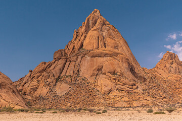 Fototapeta premium Der Inselberg Spitzkoppe oder auch das Matterhorn Namibias genannt, Erongogebirge in Namibia, Touristenattraktion und Wandermöglichkeiten rund um die Spitzkoppe