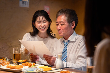 若い女性と二人でお酒を飲む男性