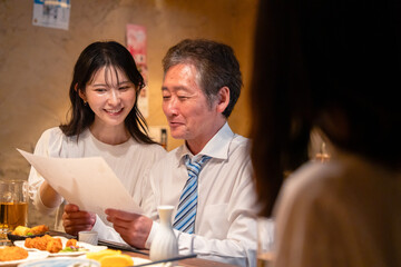 若い女性と二人でお酒を飲む男性