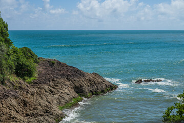岩場の小さい入り江から望む美しい青い海