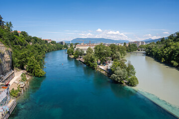 la jonction du RÔHNE- lac à Genève, (gauche) et de l'arve-alpes (droite) 