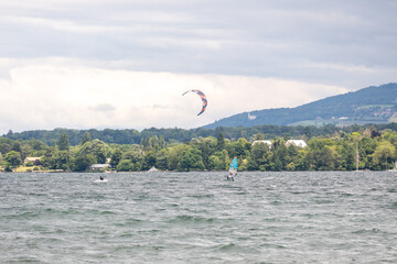 Sport fun sur le lac L&eacute;man, un jour de bise