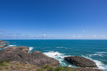 日向灘の美しい青い海と青い大空 白い波
