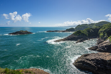 アクアマリン、海、風景、青空、海岸、空、絶景、コピースペース、景色、岬、水平線、波、快晴、青色、晴れ、観光、名所、観光地、旅行、展望台、日向灘、日向岬、日向市、輝く、景勝地、宮崎県、九州、自然、日本、岩、雲、波打ち際、岩場、緑色、白い波、海岸線、明るい、海景、美しい、風光明媚、日豊海岸国定公園、日向、山、浜、青、大空、夏、馬ケ背、柱状節理