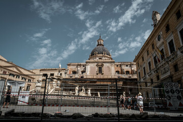 Piazza Pretoria is located on the edge of the Kalsa district, near the corner of Cassaro with Via Maqueda, a few meters from Quattro Canti, the exact center of the historic city of Palermo. 